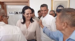 La senadora María Fernanda Cabal se saluda aquí con el edil de la comuna 1, Juan Carrollo/Foto Orlando Carvajal/La Opinión