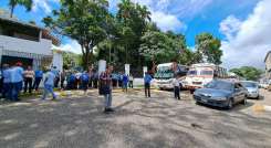 Caravana de autobuses que cubren la ruta de la frontera desde San Cristóbal se aspostó en las afueras de la casa del gobernador./ Foto: Anggy Polanco/La Opinión