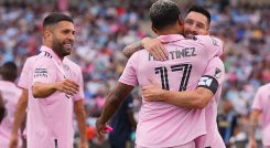 Jordi Alba, Josef Martínez y Lionel Messi. 