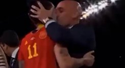 El momento del beso entre Luis Rubiales y Jenni Hermoso. | Foto: Captura de pantalla transmisión del juego.