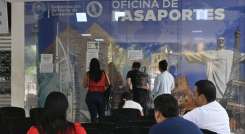 Solo en el departamento, durante el mes de octubre, podrían quedar paralizados cerca de 9 mil pasaportes. / Foto Archivo / La Opinión 