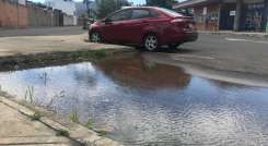 Desde hace dos meses existe esta fuga de agua./Foto Nicolás Mojica/La Opinión.