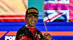 El piloto español de Ferrari Carlos Sainz Jr celebrá con champán desde el podio su victoria en el GP de Singapur de F1, el 17 de septiembre de 2023. Foto: Lillian SUWANRUMPHA / AFP