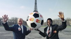 Bobby Charlton, exdelantero de la selección inglesa, junto  Edson Arantes Do Nascimento 'Pelé'  foto tomada en París en 1995.