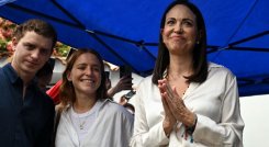 La precandidata presidencial venezolana del partido opositor Vente Venezuela, María Corina Machado votó en una mesa electoral en Caracas. Foto AFP 
