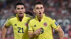 Rafael Santos Borré (19) autor del gol de la victoria frente a Paraguay, en Asunción.