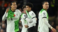 El capitán neerlandés del Liverpool Virgil van Dijk (a la izquierda), se ha solidarizado con el colombiano.