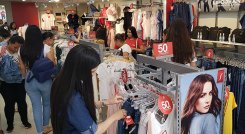Algunos consumidores aprovecharon las ofertas del fin de semana, principalmente en ropa./Foto Archivo La Opinión