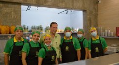 El empresario Gabriel Francisco García Acevedo considera a sus empleados como “miembros de la familia Carritos”. / Foto Leonardo Favio Oliveros-La Opinión