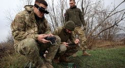 Soldados rusos operan un drone para conocer las posiciones enemigas en la guerra de Ucrania/Foto AFP