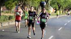 Freddy Jaimes (649), con la ayuda de su guía, hizo un buen tiempo en la media maratón de Cúcuta.