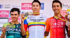 El paisa Alejandro Osorio, luce la medalla de oro y la camiseta de campeón nacional y lo acompañan; Sergio Higuita, subcampeón y Egan Bernal, tercero. (Foto cortesía FCC).