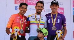 Daniel Felipe Martínez del equipo Bora-Hans-Grohe (al centro) por cuarta ocasión  obtiene la medalla de oro en la CIR de los Nacionales de ciclismo.