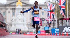 Kelvin Kiptum, atleta que marcó récord en maratón. 