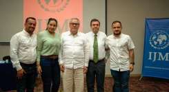 El Ministro de Justicia, Néstor Osuna (centro) con autoridades departamentales/Foto La Opinión