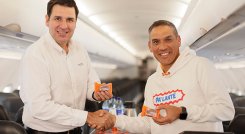 El director ejecutivo de LATAM Airlines Colombia, Santiago Álvarez, y el presidente de Productos Ramo, Bernardo Serna Gámez. / Foto: Cortesía