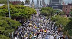 Las calles de Medellín y Cali se vieron ampliamente concurridas por parte de ciudadanos que salieron a protestar contra el Gobierno./ Fotos AFP