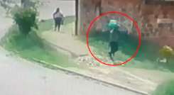 Este video mostraría al padrastro llevando el cuerpo del niño