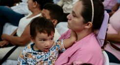 Samuel, de casi tres años, nació con una severa malformación de labio paladar hendido y tras dos cirugías ha mejorado sustancialmente. 