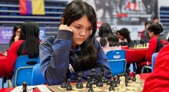 La ajedrecista cucuteña Ghisell Gabriela Morales Pérez luce el trofeo de campeona.