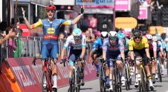 Jonathan Milan (Trek) en un magistral final se llevó la etapa.