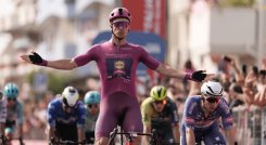 El italiano Jonathan Milan (Trek)  volvió a sorprender en la meta.