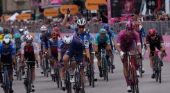 El belga Tim Merlier (izquierdo), se obtuvo su segunda victoria en el Giro al superar a Jonathan Milan en embalaje.