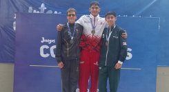 El nadador cucuteño Juan Diego Botello (al centro) se ha destacado en la final de los Intercolegiados nacionales.