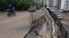  La grieta ha causado temor entre los residentes de la zona./ Foto: Juan Pablo Cohen/La Opinión