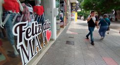 Los comercios prepararon ofertas para el Día de Mamá, principlamente en el clúster moda./ Foto Juan Pablo Cohen-La Opinión
