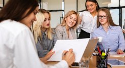 57 nuevas mujeres entraron a formar parte de las juntas directivas de los emisores de valores del país este año. / Foto: Freepik