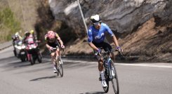 El ciclista boyacense  Nairo Quintana se fracturó la mano derecha. 