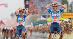El francés Romain Bardet (derecha) se alzó con la primera etapa.