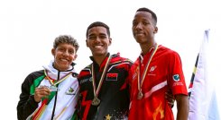 Hugo Rafael Thyme (al centro), luce su medalla de oro de los 200 metros lisos.