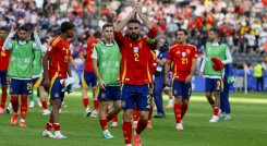 El defensa de la selección española Dani Carvajal celebra la victoria sobre  Croacia.