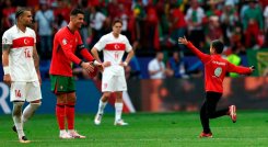 Cristiano Ronaldo saludando a un niño. Foto cortesía