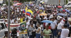 En Cúcuta, los docentes se movilizaron desde el parque Simón Bolívar hasta llegar al parque Santander.  / Foto : Juan Pablo Cohen / La Opinión 