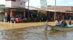 Las calles del corregimiento La Gabarra amanecieron inundadas por aguas del Río Catatumbo. 