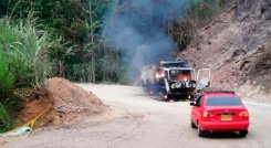 Incinerado vehículo distribuidor de gas propano en la vía hacia Convención