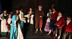 La obra ‘Médico a Palos’ es una adaptación de la comedia clásica del dramaturgo francés Molière.