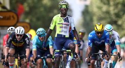 El eritreo Biniam Girmay le ganó en el embalaje al colombiano Fernando Gaviria (a la derecha).