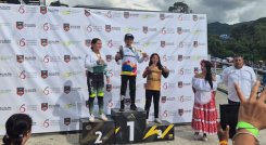 Camila de Hoz (centro) posa con el trofeo y el buso de campeona nacional.