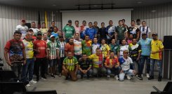 Los representantes de los diferentes municipios lucieron las camisetas de sus equipos.