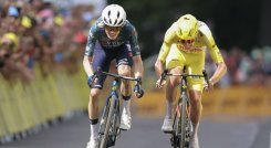 Jonas Vingegaard (izquierda) y Tadej Pogacar libraron un espectacular duelo.