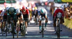 El neerlandés Dylan Groenewegen (primero a la derecha) fue el más veloz en la sexta etapa.