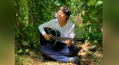 Actualmente, el cantante estudia una licenciatura en educación artística y cultural. 