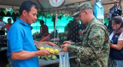 Ejército Nacional en el mercado campesino