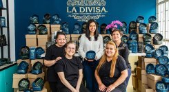 Ecomujeres by La Divisa, un proyecto que transforma empaques de café en piezas de moda artesanal. / Foto: Cortesía