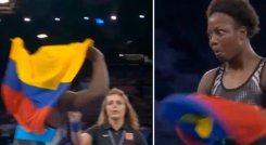 Con la bandera bien puesta sobre su espalada, la luchadora de Valle del Cauca se disponía dar la vuelta olímpica, pero una jueza se le acercó y la paró.