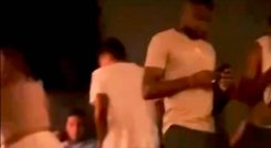 Las imágenes muestran a varios jugadores verdolagas en una fiesta junto con botellas de licor y rodeados de mujeres.